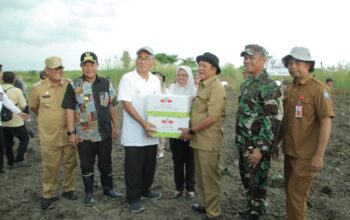 Bupati Soppeng Menggelar Aksi Tebar Ikan Air Tawar Sambut Kehadiran Pj. Gubernur Sulawesi Selatan